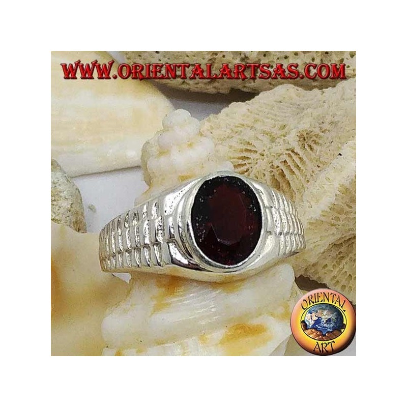 Bague en argent avec grenat ovale et décoration de lien d'horloge