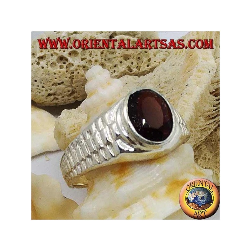 Anillo de plata con granate ovalado y decoración de eslabones de reloj.