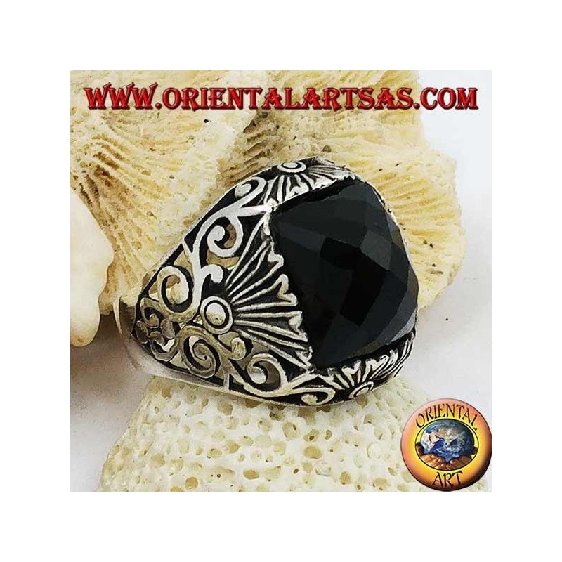 Anillo de plata con ónix rectangular facetado y decoraciones caladas