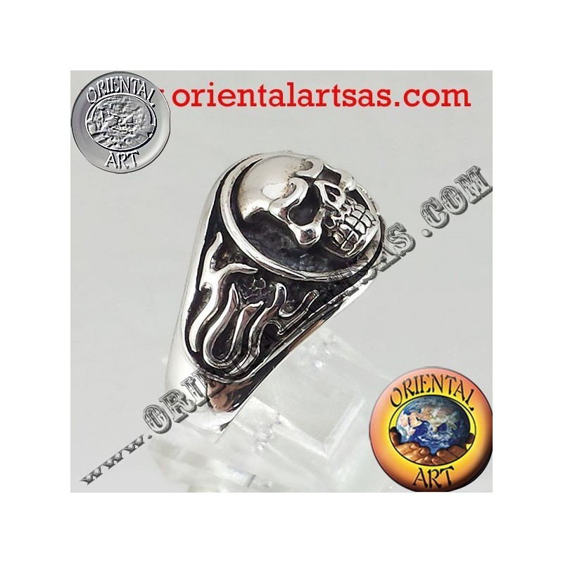 Anello Teschio in fiamme in argento