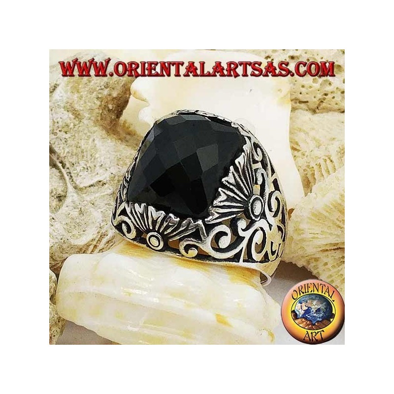 Bague en argent avec onyx rectangulaire à facettes et décorations ajourées