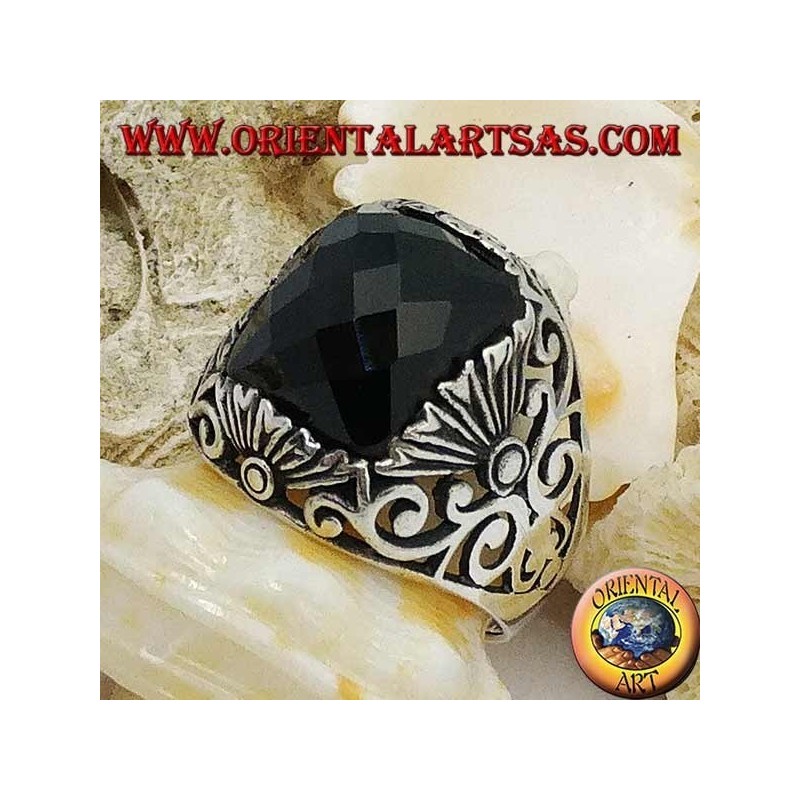 Anillo de plata con ónix rectangular facetado y decoraciones caladas