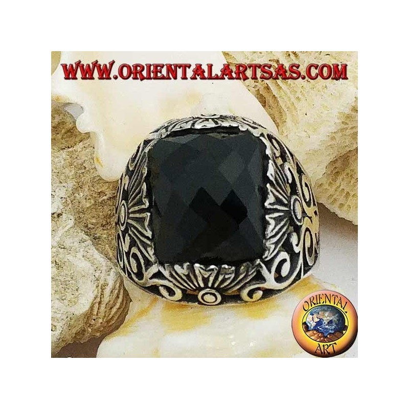 Silberring mit facettiertem rechteckigem Onyx und durchbrochenen Verzierungen