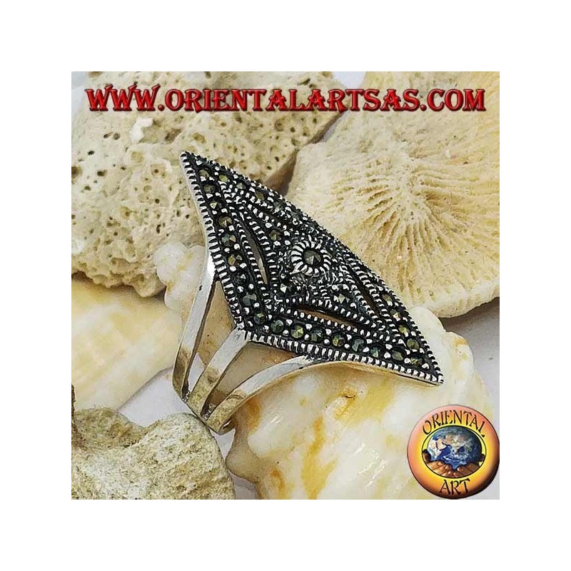 Bague en argent en forme de losange parsemée de marcassites