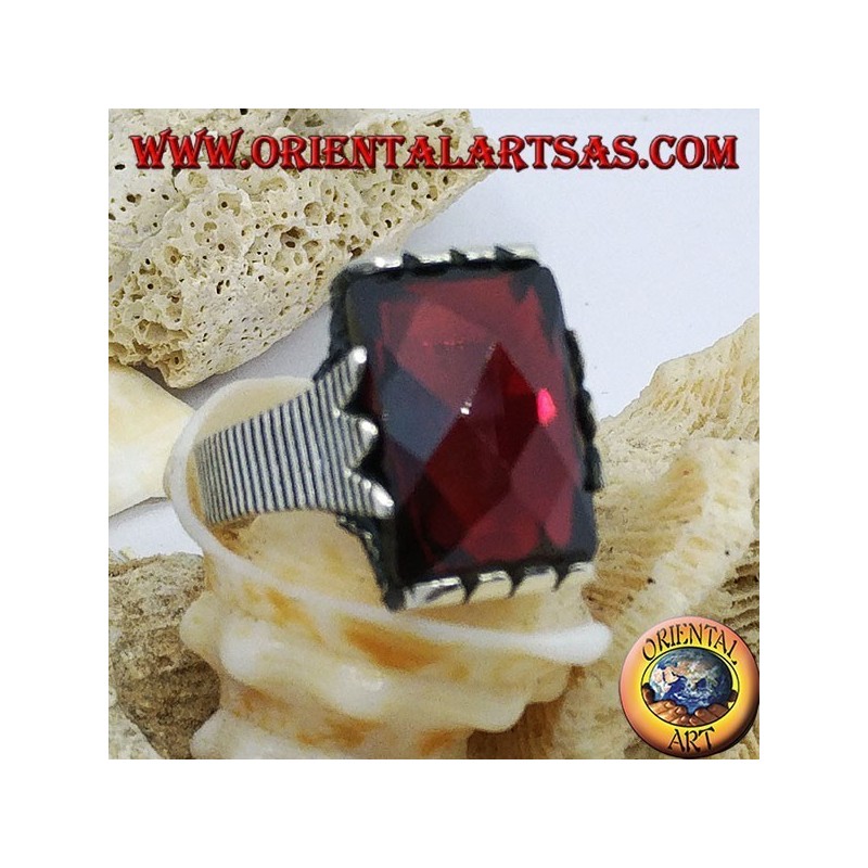 Anillo de plata con granate rectangular facetado y marco de clip