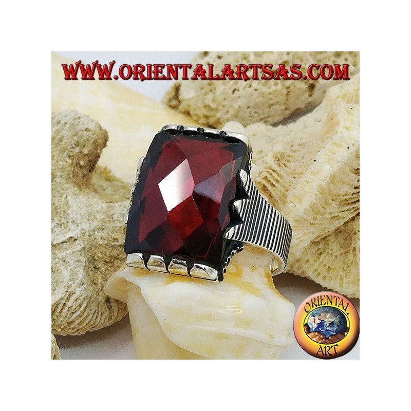 Bague en argent avec grenat rectangulaire à facettes et cadre en trombone