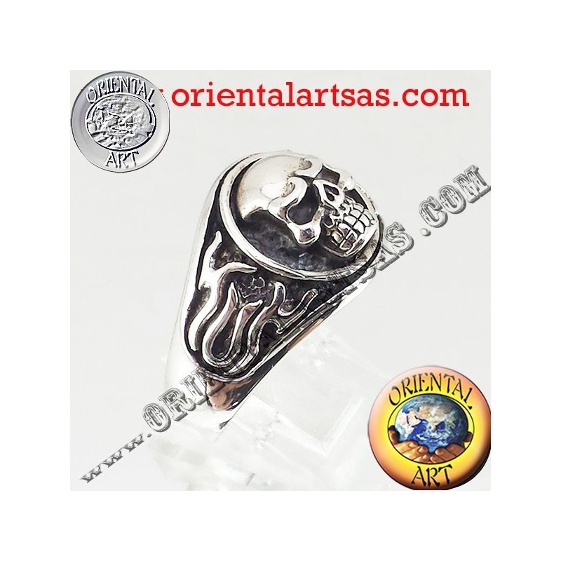 Anillo de calavera en llamas de plata