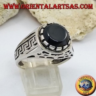 Silberring mit flachem rundem Onyx und perforierten Rippen an den Seiten