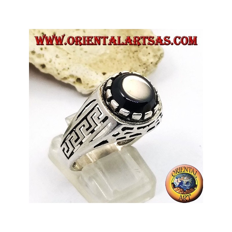 Bague en argent avec onyx plat rond et nervures perforées sur les côtés