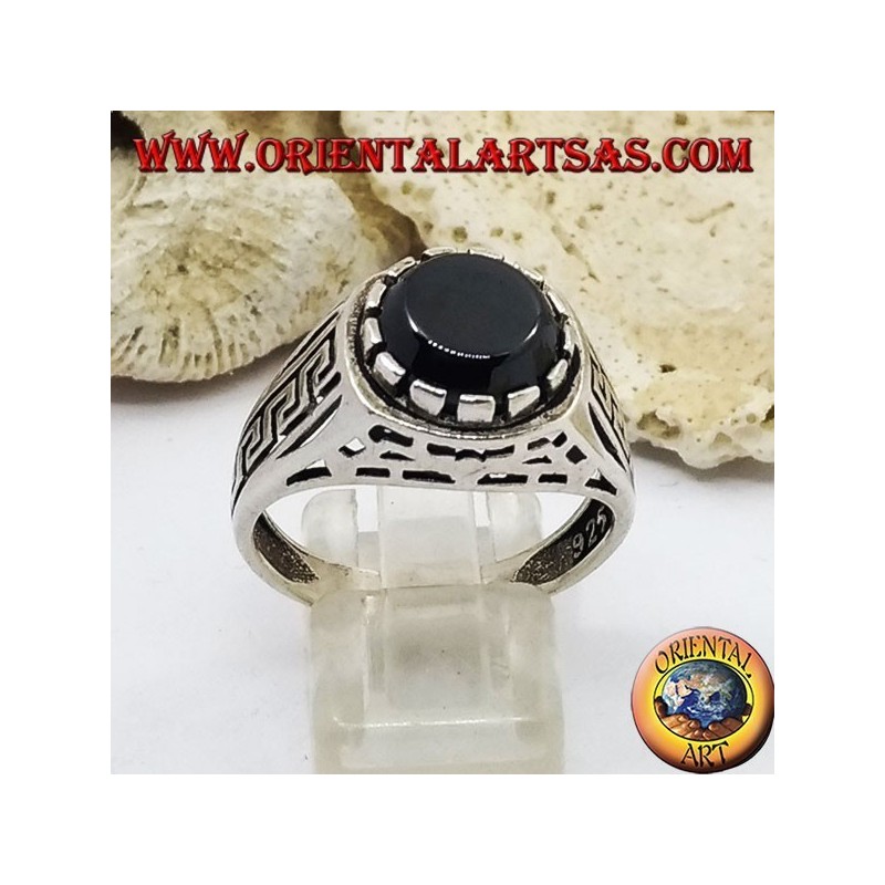 Silberring mit flachem rundem Onyx und perforierten Rippen an den Seiten