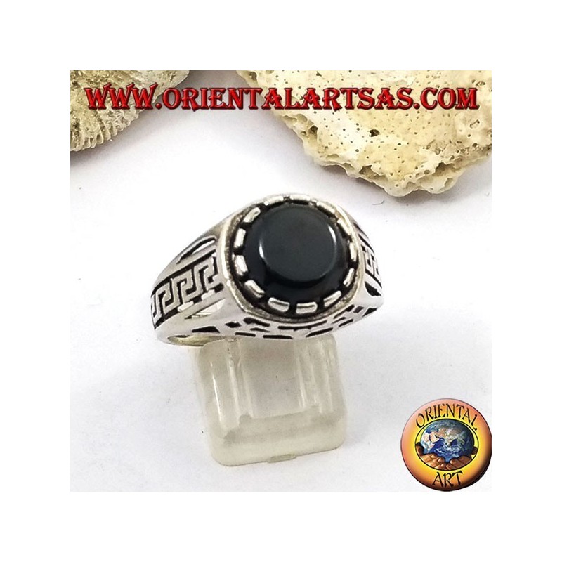 Anillo de plata con ónix redondo y plano y costillas perforadas en los lados.