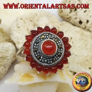 Anello in argento a margherita con corniola tonda contornata da marcassite e corniola