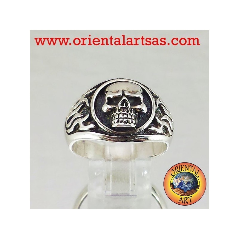 Skull ring in silver flames