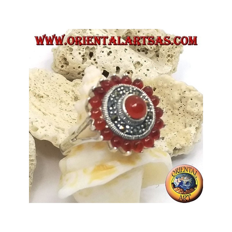 Anello in argento a margherita con corniola tonda contornata da marcassite e corniola