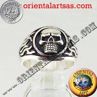Anillo de calavera en llamas de plata
