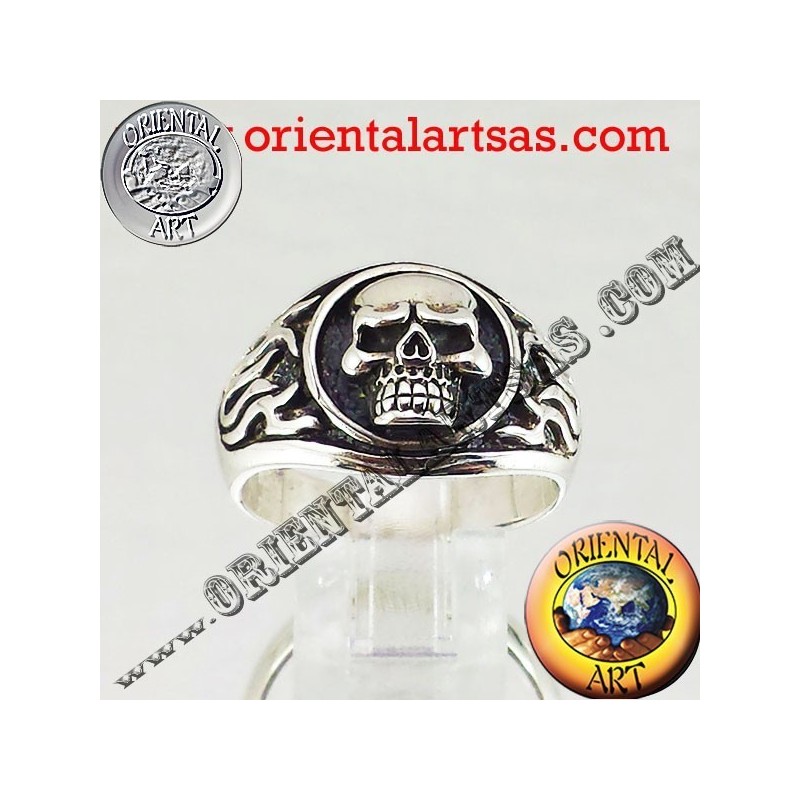 Anillo de calavera en llamas de plata