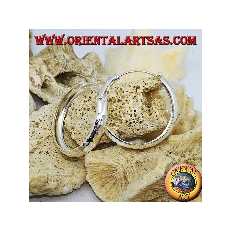Breitkreis Silberohrringe mit 30 mm Diamantschliff.