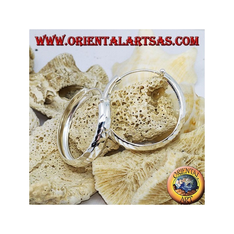 Boucles d'oreilles en argent à cercle large avec diamant de 30 mm.