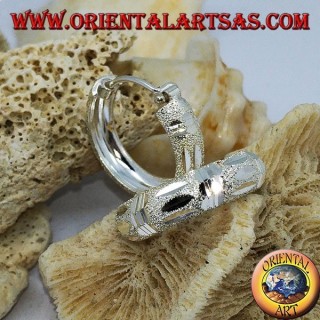 Pendientes circulares de 20 mm de ancho con diamantes y plata satinada.