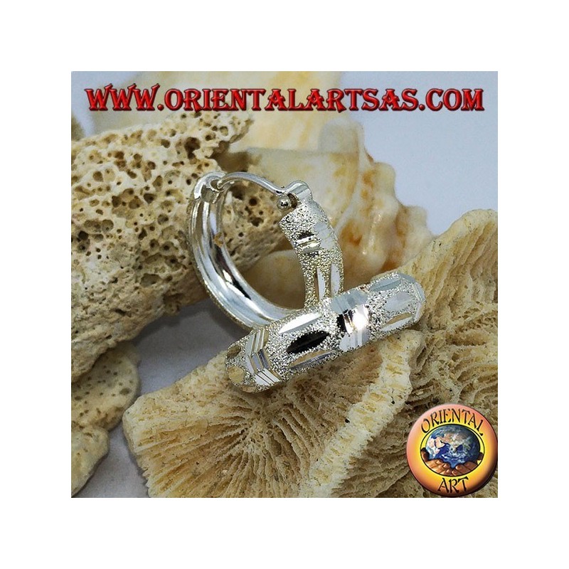 Boucles d'oreilles cercle en diamant et argent satiné de 20 mm de large.