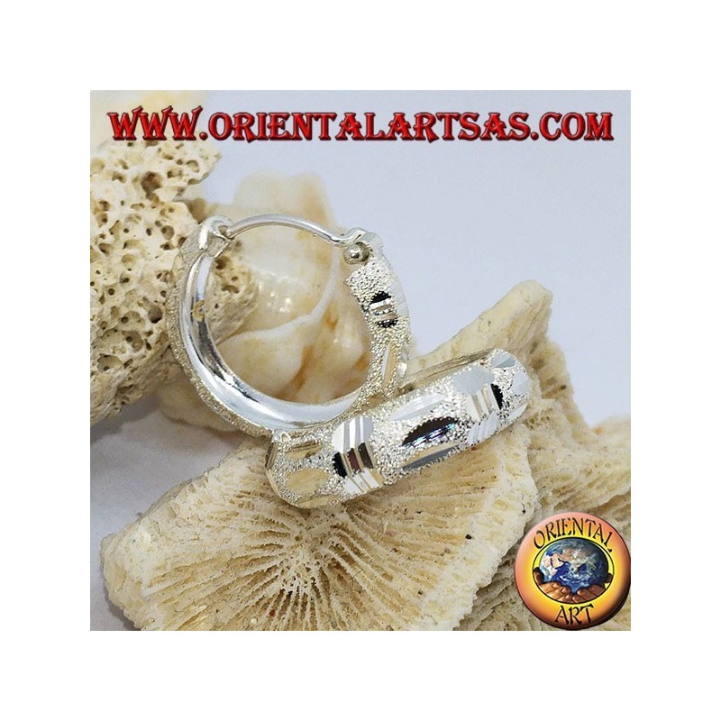 Boucles d'oreilles cercle en diamant et argent satiné de 20 mm de large.