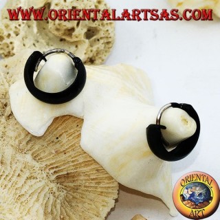 Orecchini in argento a cerchio bombato smaltato nero 10 x 4 mm.