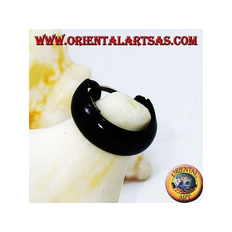 Orecchini in argento a cerchio bombato smaltato nero 10 x 4 mm.