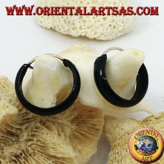 Pendientes de plata con círculo redondeado de esmalte negro de 18 x 4 mm.