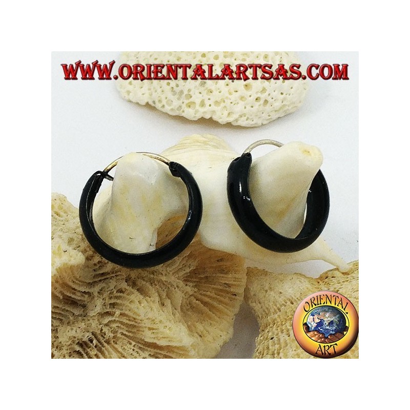 Pendientes de plata con círculo redondeado de esmalte negro de 18 x 4 mm.