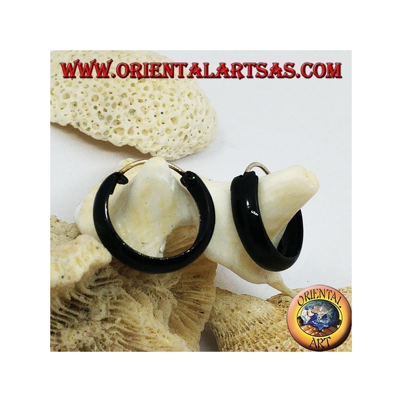 Orecchini in argento a cerchio bombato smaltato nero 18 x 4 mm.