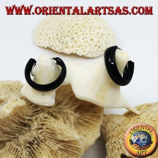 Pendientes de plata con círculo redondeado esmaltado en negro de 14 x 4 mm.