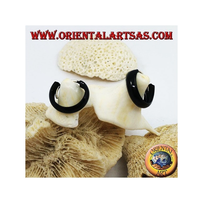 Orecchini in argento a cerchio bombato smaltato nero 14 x 4 mm.