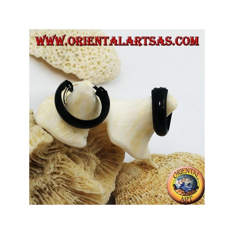 Orecchini in argento a cerchio bombato smaltato nero 14 x 4 mm.