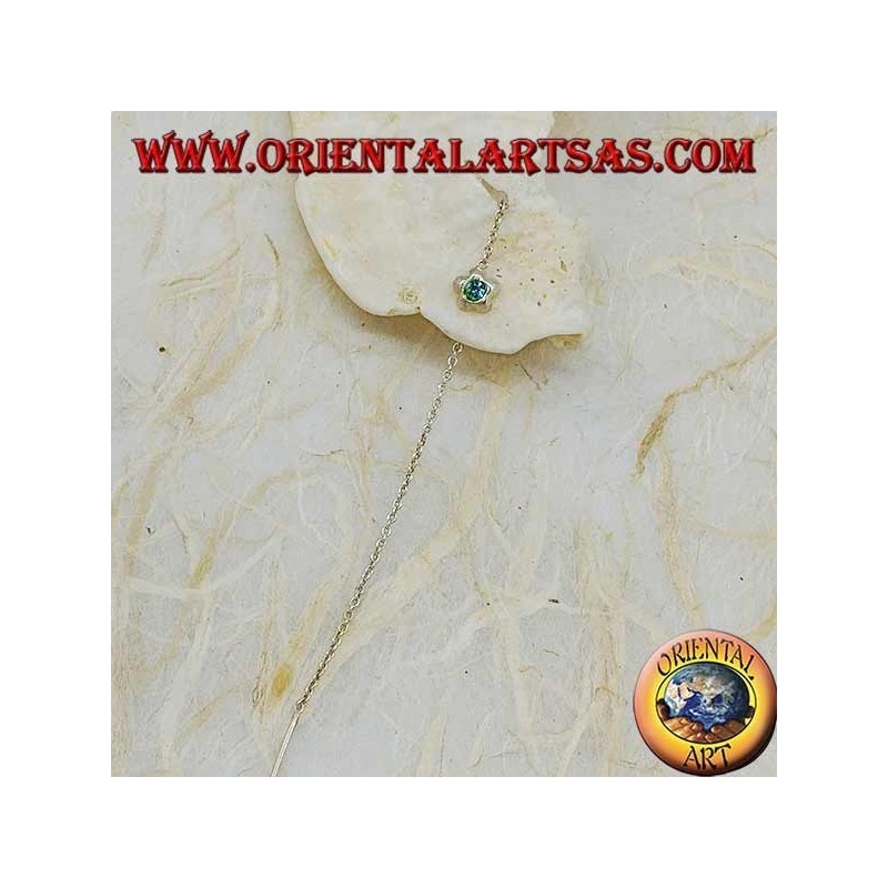 Pendientes de plata con una cadena de estrella redondeada con diamantes de imitación azul claro de 9 cm.