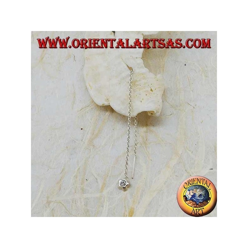 Silberne Ohrringe mit einer konvexen Sternkette mit 9 cm weißen Strasssteinen