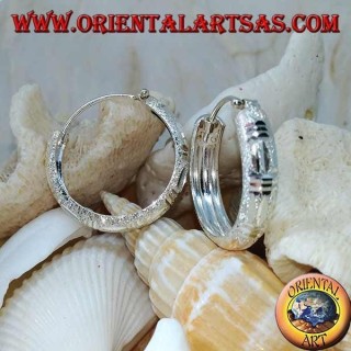 Boucles d'oreilles cercle en diamant et argent satiné de 24 mm de large.