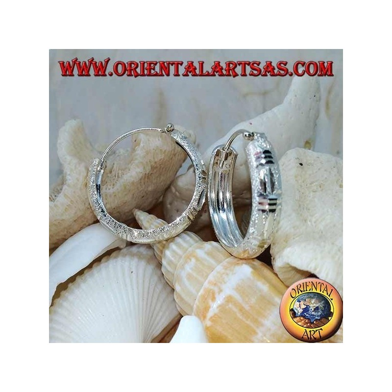 24 mm breite Ohrringe aus Diamant und satiniertem Silber.