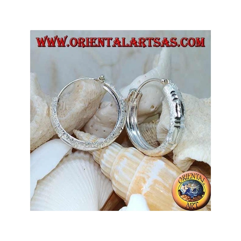 Boucles d'oreilles cercle en diamant et argent satiné de 24 mm de large.