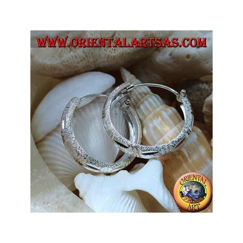 24 mm breite Ohrringe aus Diamant und satiniertem Silber.