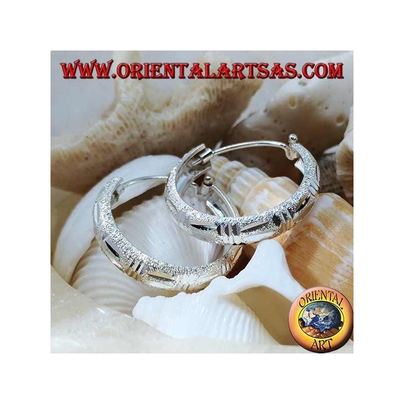 Orecchini in argento a cerchio largo diamantato e satinato da 24 mm.