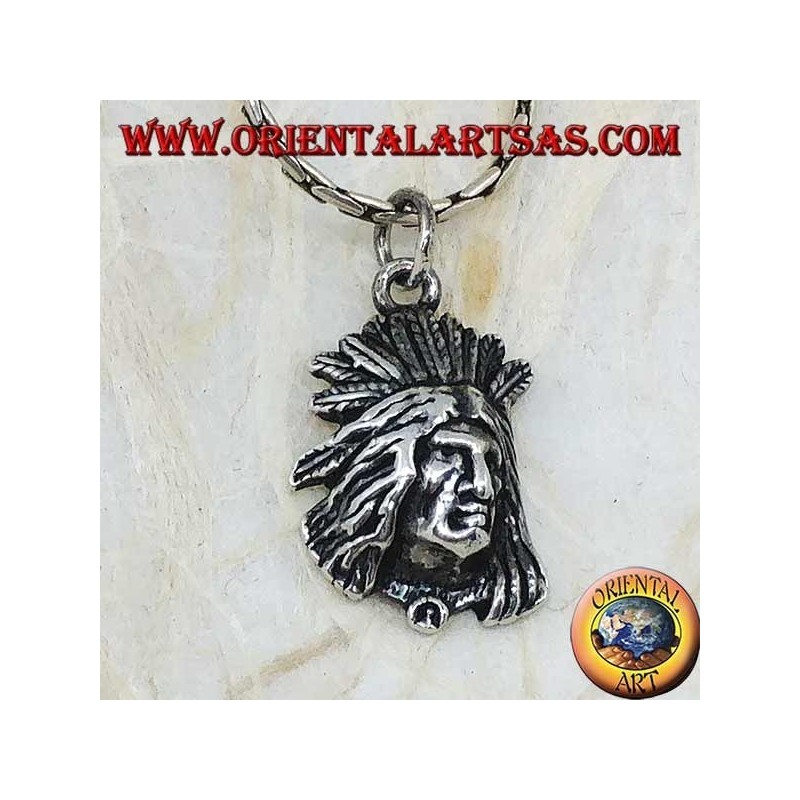 Colgante de plata cara de un indio nativo en relieve