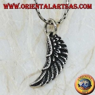 Colgante de plata en forma de ala de ángel en relieve