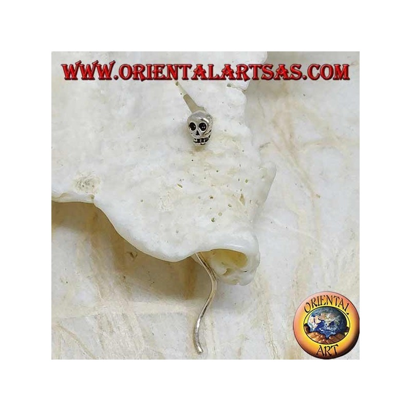 Pendientes de plata con cadena de calavera y alambre ondulado de 3 cm.