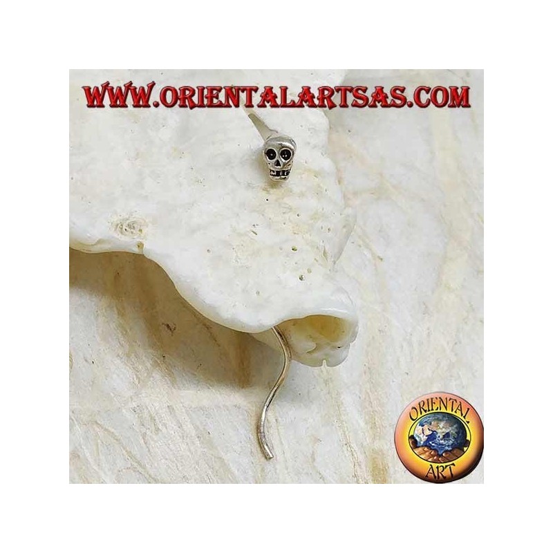 Pendientes de plata con cadena de calavera y alambre ondulado de 3 cm.