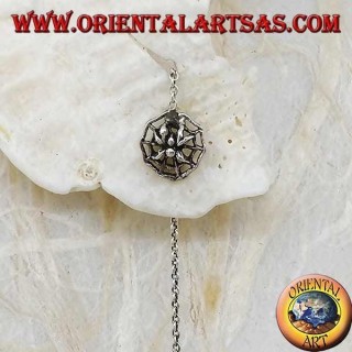 Boucles d'oreilles chaîne araignée en argent sur une toile d'araignée de 10 cm