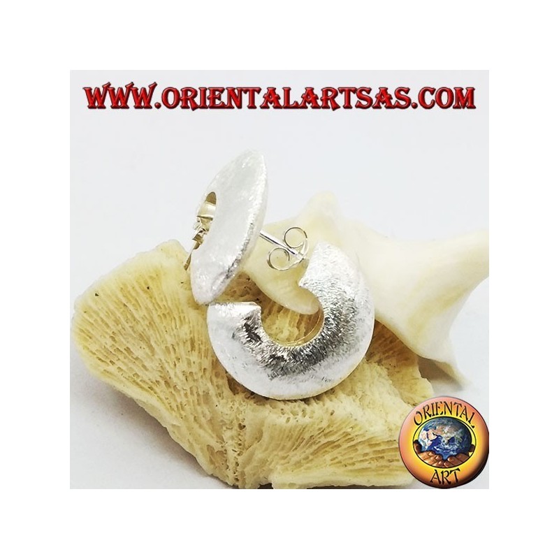 Breite silberne Creolen mit Schmetterlingsverschluss