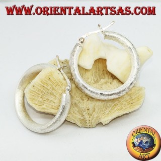 Aretes anchos de plata con cierre de palanca de 30 mm.