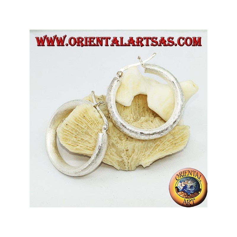 Aretes anchos de plata con cierre de palanca de 30 mm.