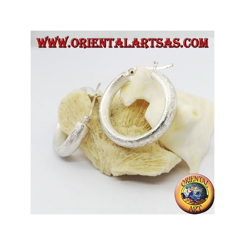 Orecchini in argento a cerchio largo satinato con chiusura a leva da 30 mm