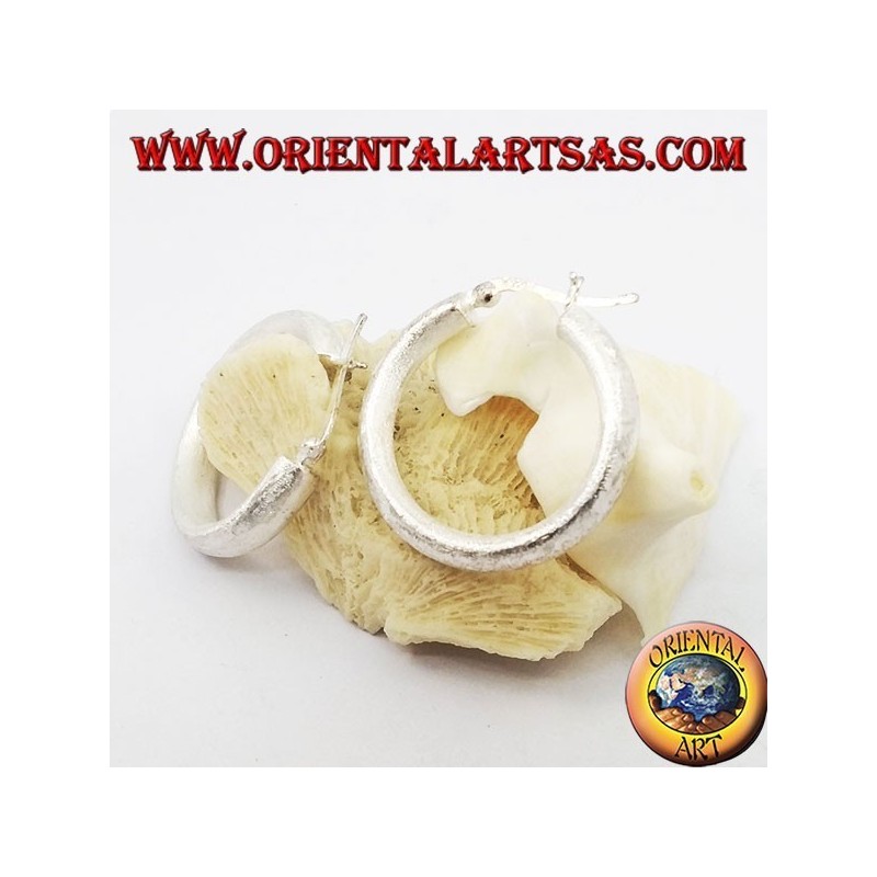 Orecchini in argento a cerchio largo satinato con chiusura a leva da 30 mm